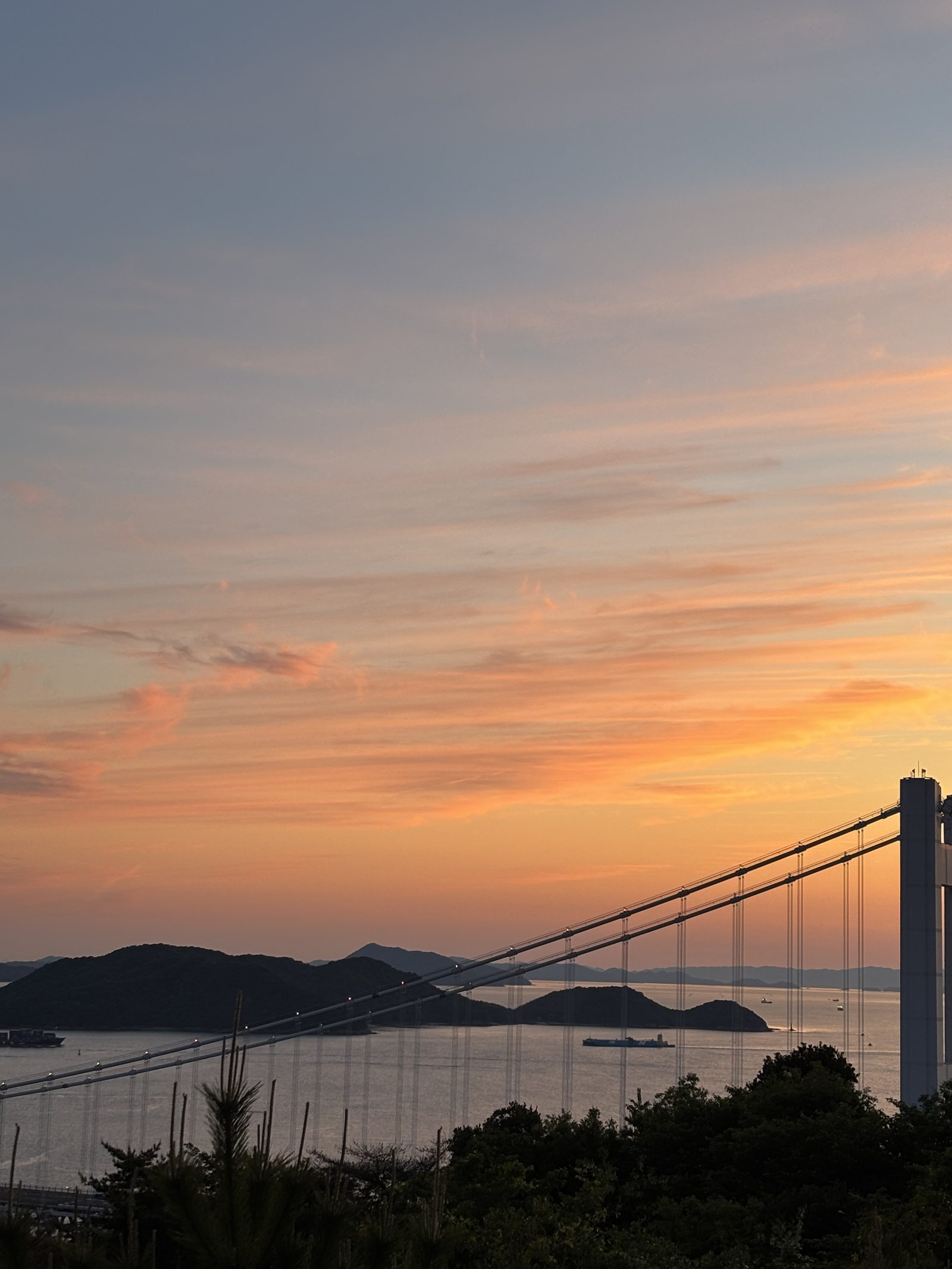 夕焼けに染まる瀬戸大橋