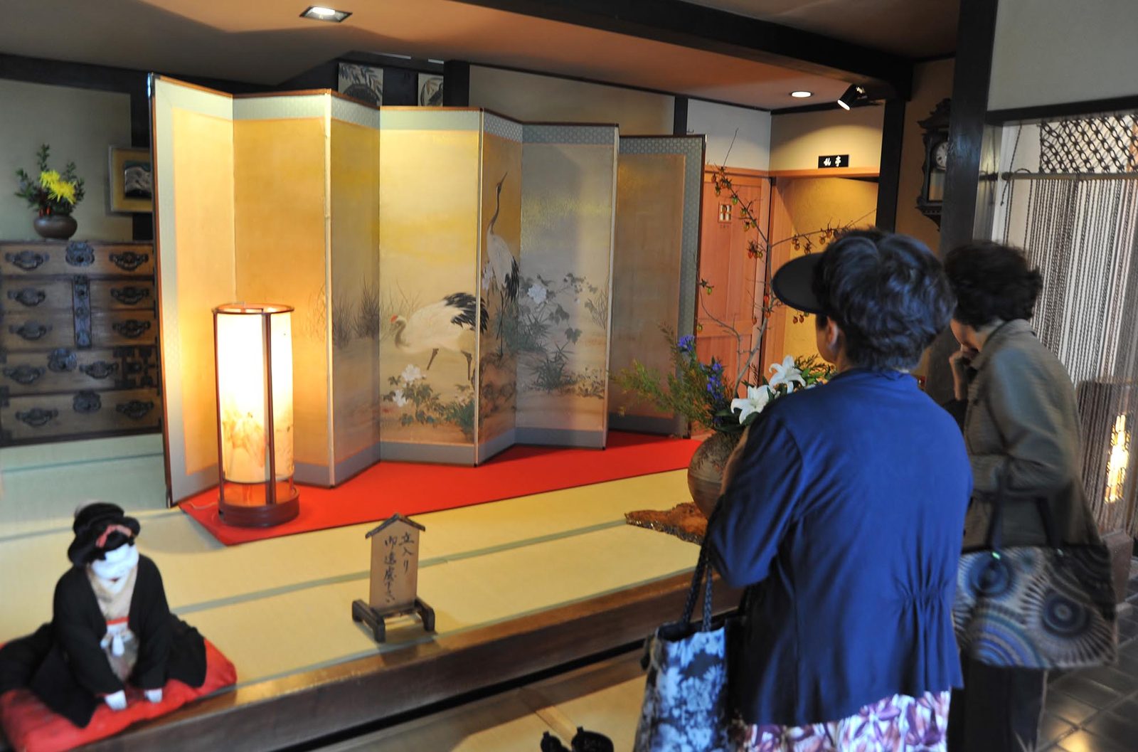 倉敷屏風祭で、町家に飾られた屏風を鑑賞する人々