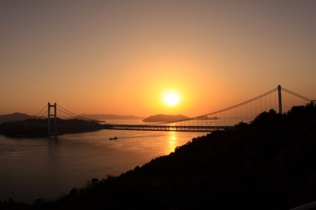 夕日に染まる瀬戸内海と瀬戸大橋