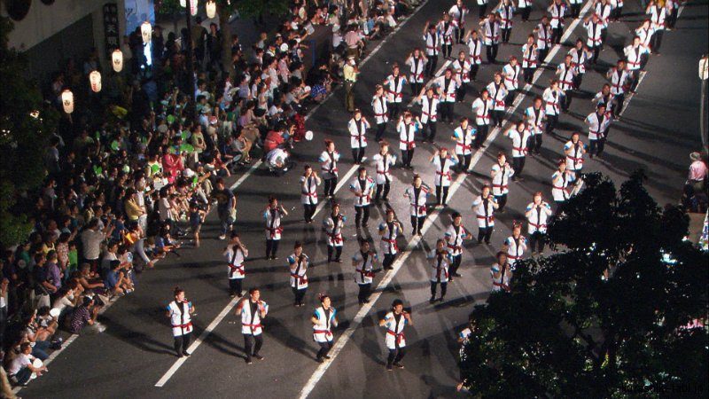 夜の倉敷中央通りを埋める、倉敷天領夏祭りの踊りの列